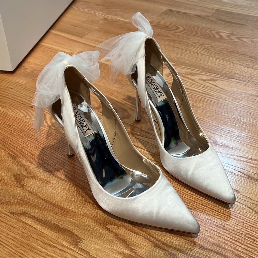 Bradgley Mischka Bow white heals - Picture 1 of 8